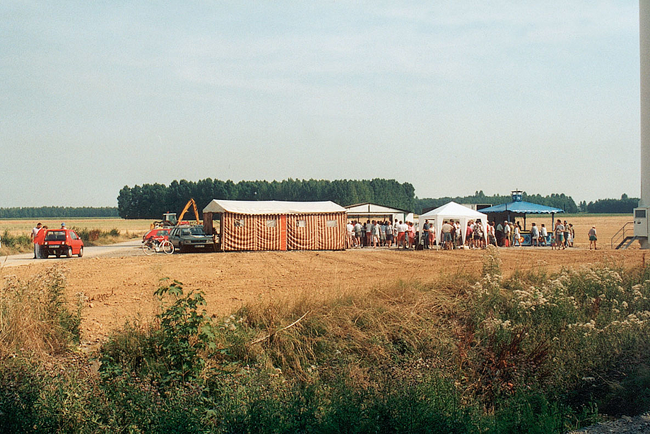 Der erste Energiekontor-Windpark in Nordrhein-Westfalen wird 1995 in Grevenbroich auf einer Kohleabraumhalde in Betrieb genommen.